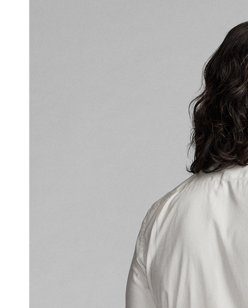 Slim-fitting dress shirt made with pinpoint cotton oxford. Patch pocket on the left chest. Finished with genuine mother-of-pearl buttons.