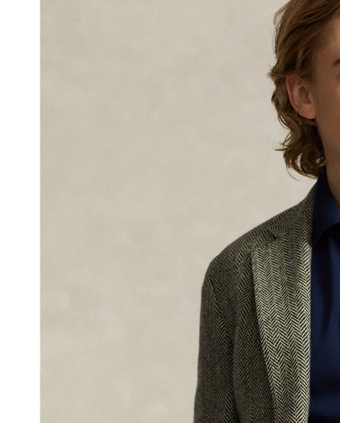 An American style standard since 1972, the Polo shirt has been imitated but never matched. Over the decades,  Ralph Lauren Lauren has re-imagined his signature style in a wide array of colours and fits, yet all retain the quality and attention to detail of the iconic original. This version includes a hint of stretch, allowing for a trim fit and unparalleled ease of movement.