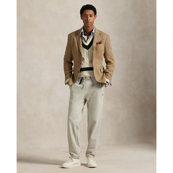 Classic-fitting trouser in ultra-soft fleece, designed for maximum casual comfort and classic sporting style.