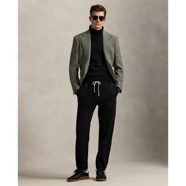 Classic-fitting trouser in ultra-soft fleece, designed for maximum casual comfort and classic sporting style.