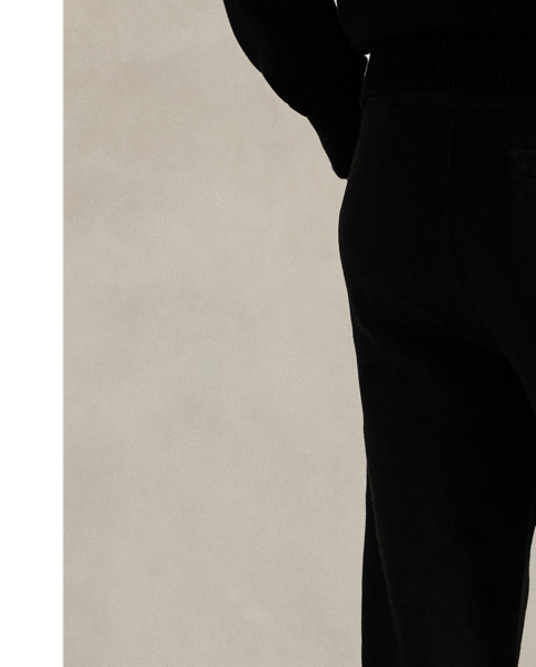 Classic-fitting trouser in ultra-soft fleece, designed for maximum casual comfort and classic sporting style.