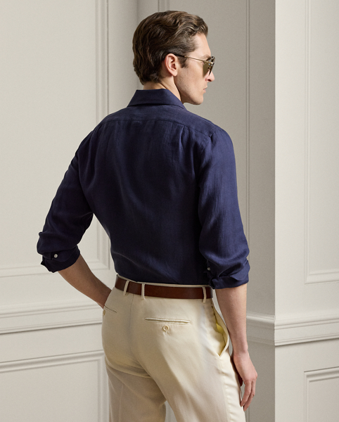 This shirt showcases Purple Label’s elevated approach to warm-weather style with its lightweight Italian linen. The addition of genuine mother-of-pearl buttons brings the design to new heights of sophistication.