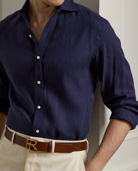 This shirt showcases Purple Label’s elevated approach to warm-weather style with its lightweight Italian linen. The addition of genuine mother-of-pearl buttons brings the design to new heights of sophistication.