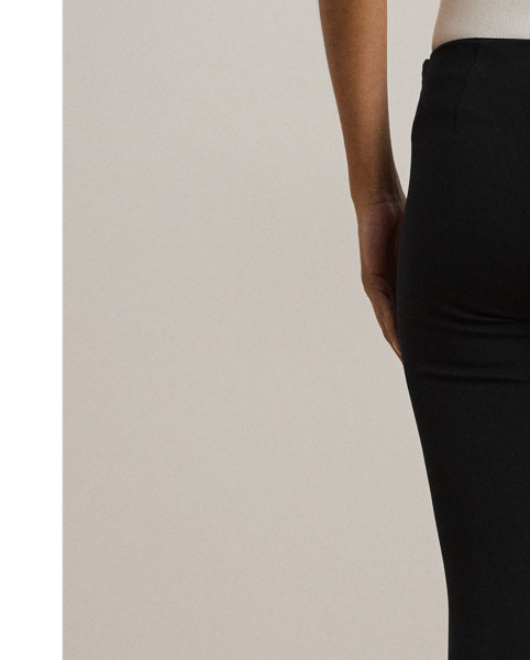 In polished twill with two-way stretch, these skinny trousers are cut for a sleek yet comfortable silhouette.