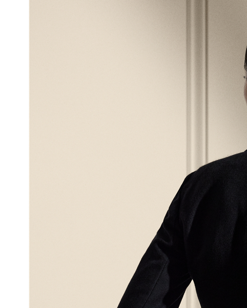 In  Ralph Lauren Lauren's hands, the iconic blazer, which made its debut as a men's sporting style in 19th-century Britain, is rendered in a traditional stretch-infused virgin wool for the ultimate in feminine elegance and modern ease.