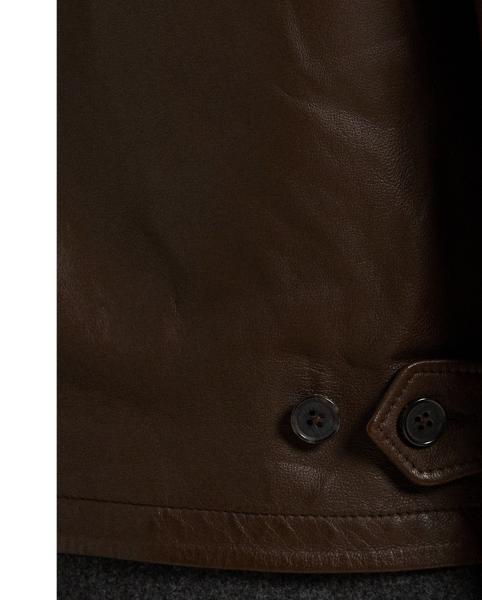 This jacket combines the sporty silhouette of a windbreaker with supple full-grain leather. Plaid lining gives it a heritage-inspired touch.