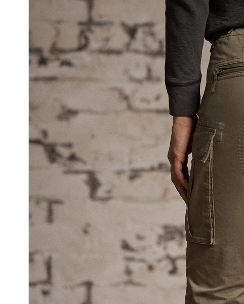 Skinny-fitting cargo trousers made from stretch cotton twill. Garment-dyed and washed. Articulated knees for ease of movement. Cargo pockets with an additional side entry.