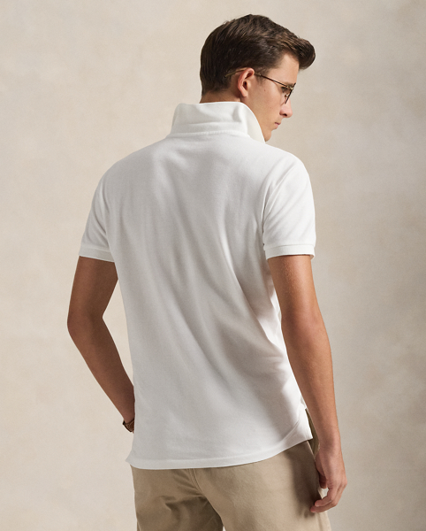 An American style standard since 1972, the Polo shirt has been imitated but never matched. Over the decades, Ralph Lauren Lauren has re-imagined his signature style in a wide array of colours and fits, yet all retain the quality and attention to detail of the iconic original. This version is cut slim through the body and washed for added softness.