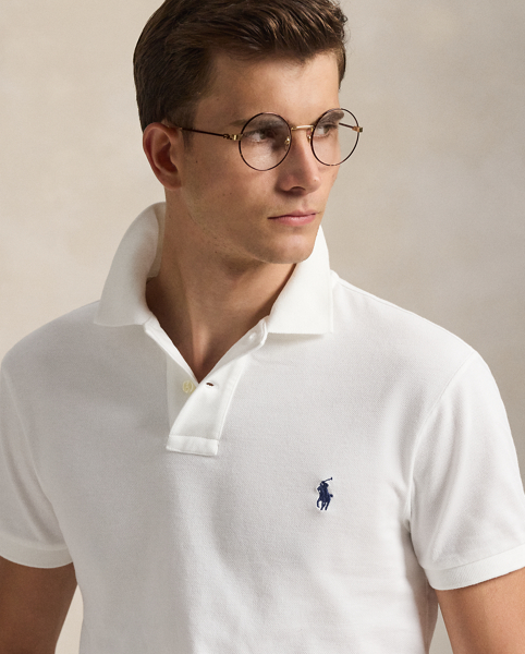An American style standard since 1972, the Polo shirt has been imitated but never matched. Over the decades, Ralph Lauren Lauren has re-imagined his signature style in a wide array of colours and fits, yet all retain the quality and attention to detail of the iconic original. This version is cut slim through the body and washed for added softness.