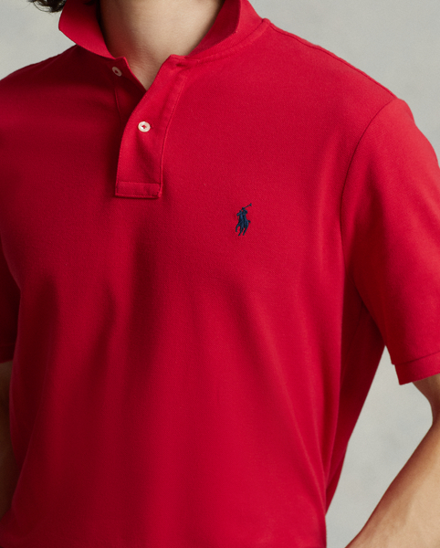 An American style standard since 1972, the Polo shirt has been imitated but never matched. Over the decades, Ralph Lauren Lauren has re-imagined his signature style in a wide array of colours and fits, yet all retain the quality and attention to detail of the iconic original. This version is cut slim through the body and washed for added softness.