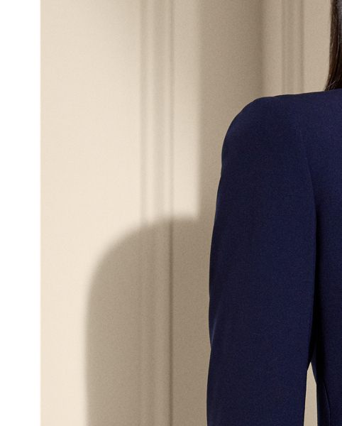 With equestrian-style hacking pockets and naval-inspired signature metal buttons, this American-made jacket combines two iconic  Ralph Lauren Lauren references. Traditional men's tailoring techniques ensure it maintains its slim, waist-defining silhouette for years to come.