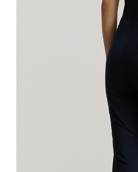 In polished twill with two-way stretch, these skinny trousers are cut for a sleek yet comfortable silhouette.