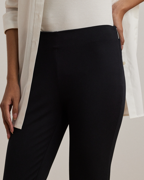 In polished twill with two-way stretch, these skinny cropped trousers won't sacrifice comfort for a sleek silhouette.