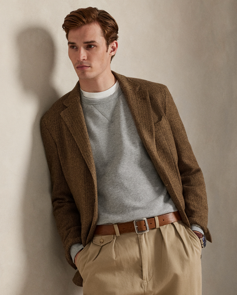 Perfect for teaming with tracksuit wear, jeans or shorts, this cotton-blend sweatshirt is sure to become a well-loved piece.