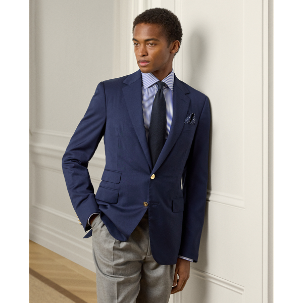 The Gregory combines lightweight canvassing and a modern silhouette with Purple Label's unparalleled quality and fine Italian craftsmanship. At the start of construction, pattern pieces are hand-cut by expert tailors, ensuring precision of the highest calibre. Bespoke wool serge combined with considered details, such as hand-sewn buttonholes and edges, complete this signature blazer.