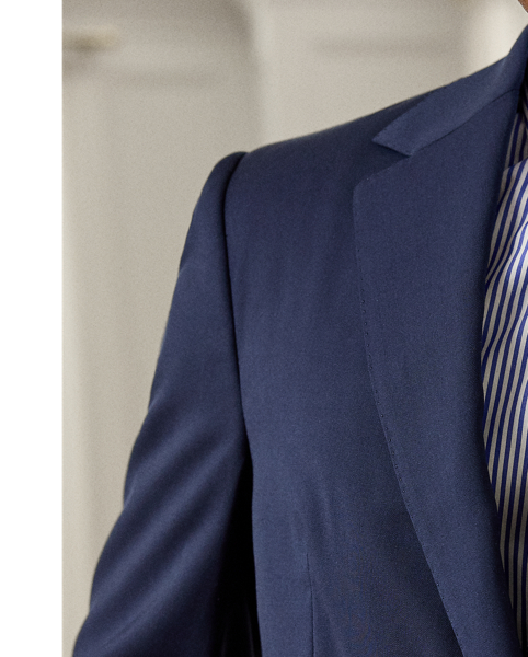 The Gregory combines lightweight canvassing and a modern silhouette with Purple Label's unparalleled quality and fine Italian craftsmanship. At the start of construction, pattern pieces are hand-cut by expert tailors, ensuring precision of the highest calibre. Bespoke wool serge combined with considered details, such as hand-sewn buttonholes and edges, complete this signature blazer.