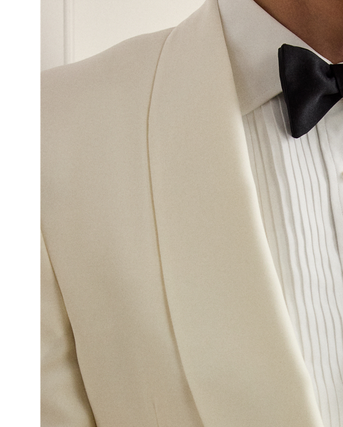 The Gregory combines lightweight canvassing and a modern silhouette with Purple Label's unparalleled quality and fine Italian craftsmanship. At the start of construction, pattern pieces are hand-cut by expert tailors, ensuring precision of the highest calibre. Custom-developed wool barathea combined with considered details, such as hand-sewn buttonholes and edges, complete this signature dinner jacket.