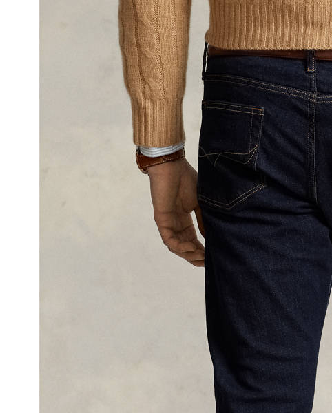 The slim-leg Sullivan features a regular rise and a trim fit through the seat, thigh and knee. These men’s jeans are lightly washed to help maintain the look of raw denim while keeping a soft hand.