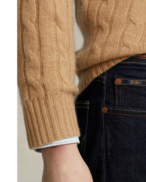 The slim-leg Sullivan features a regular rise and a trim fit through the seat, thigh and knee. These men’s jeans are lightly washed to help maintain the look of raw denim while keeping a soft hand.