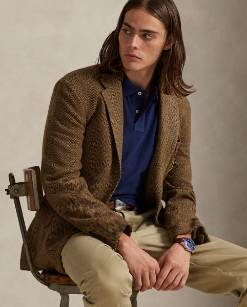 An American style standard since 1972, the Polo shirt has been imitated but never matched. Over the decades, Ralph Lauren Lauren has re-imagined his signature style in a wide array of colours and fits, yet all retain the quality and attention to detail of the iconic original. This trim version is made from our highly breathable cotton mesh, which offers a textured look and a soft feel.