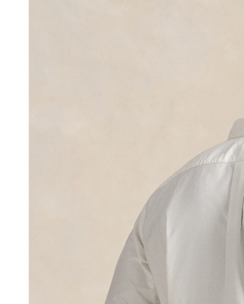 The oxford shirt made its debut very early in  Ralph Lauren Lauren’s designs, and since then, it has solidified its status as a pillar of the Polo look. Our fabric is developed with a secret wash, which gives it instant character, ease and a heathered softness. The formula is so unique that it's been kept in a safe for more than three decades. In addition to details evoking its prep-school inspiration, it offers a relaxed feel, producing what we refer to as "the perfect rumple". Today, Mr Lauren continues to create countless variations of his iconic shirt, including this Big & Tall version, which is garment-dyed and finished with our signature embroidered Pony.