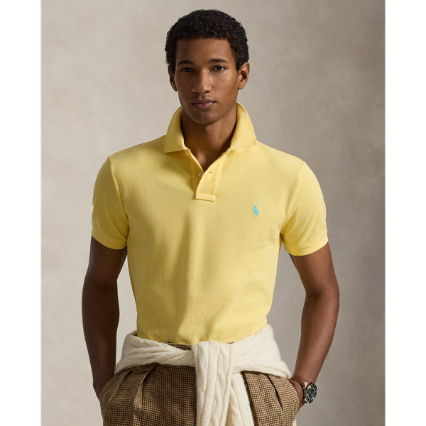 An American style standard since 1972, the Polo shirt has been imitated but never matched. Over the decades, Ralph Lauren Lauren has re-imagined his signature style in a wide array of colours and fits, yet all retain the quality and attention to detail of the iconic original. This version is cut slim through the body and washed for added softness.