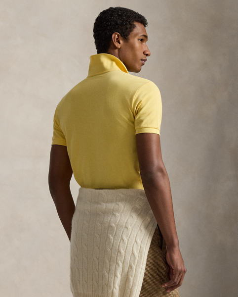 An American style standard since 1972, the Polo shirt has been imitated but never matched. Over the decades, Ralph Lauren Lauren has re-imagined his signature style in a wide array of colours and fits, yet all retain the quality and attention to detail of the iconic original. This version is cut slim through the body and washed for added softness.