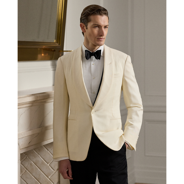 The Gregory combines lightweight full canvassing and a modern silhouette with Purple Label's unparalleled quality and even greater handcraftsmanship. At the start of construction, pattern pieces are manually cut by expert Italian tailors, ensuring precision of the highest calibre. Custom-developed wool barathea combined with considered details such as hand-sewn edges complete this signature dinner jacket.