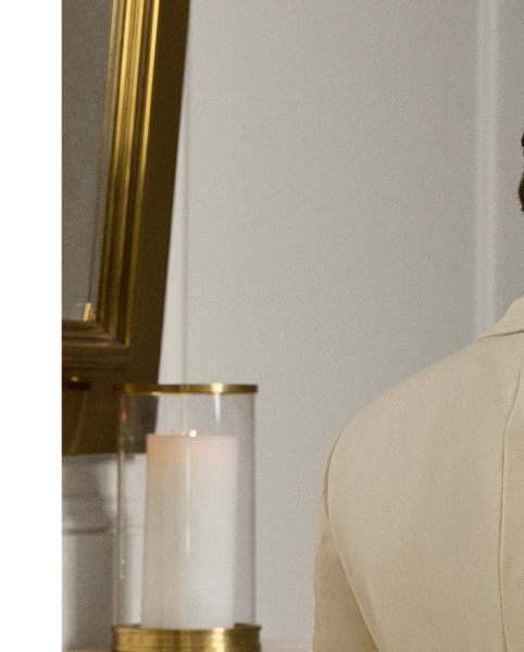 The Gregory combines lightweight full canvassing and a modern silhouette with Purple Label's unparalleled quality and even greater handcraftsmanship. At the start of construction, pattern pieces are manually cut by expert Italian tailors, ensuring precision of the highest calibre. Custom-developed wool barathea combined with considered details such as hand-sewn edges complete this signature dinner jacket.