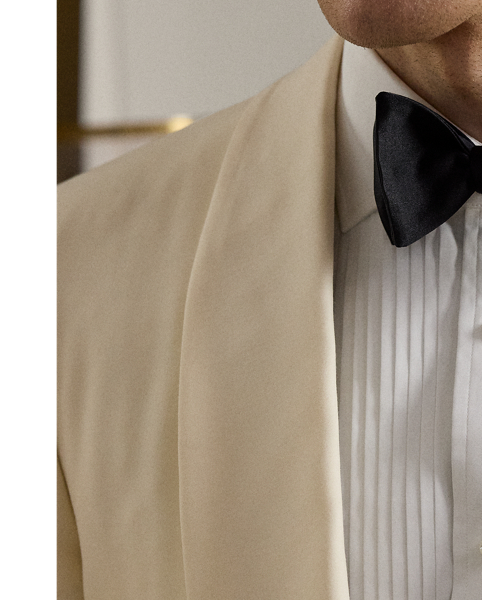 The Gregory combines lightweight full canvassing and a modern silhouette with Purple Label's unparalleled quality and even greater handcraftsmanship. At the start of construction, pattern pieces are manually cut by expert Italian tailors, ensuring precision of the highest calibre. Custom-developed wool barathea combined with considered details such as hand-sewn edges complete this signature dinner jacket.