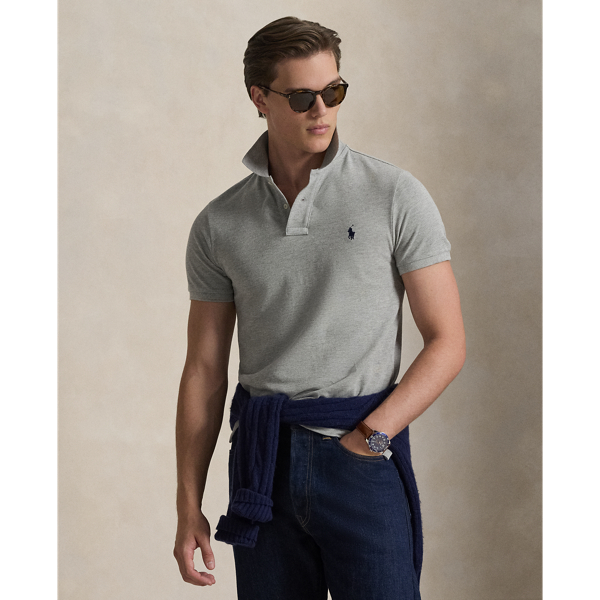 An American style standard since 1972, the Polo shirt has been imitated but never matched. Over the decades, Ralph Lauren Lauren has re-imagined his signature style in a wide array of colours and fits, yet all retain the quality and attention to detail of the iconic original. This version is cut slim through the body and washed for added softness.