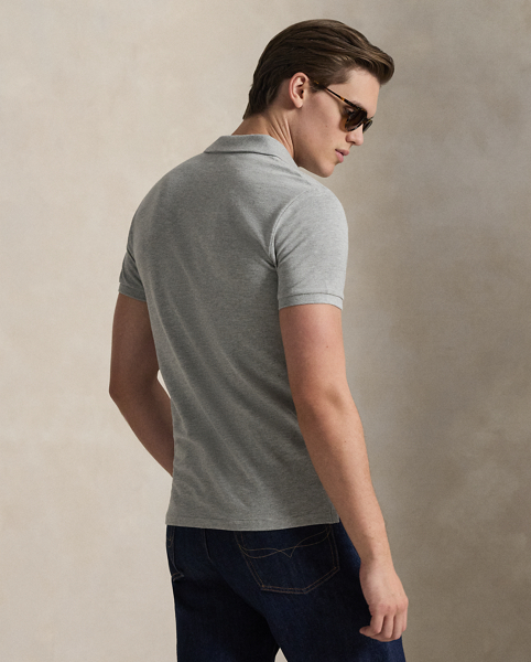 An American style standard since 1972, the Polo shirt has been imitated but never matched. Over the decades, Ralph Lauren Lauren has re-imagined his signature style in a wide array of colours and fits, yet all retain the quality and attention to detail of the iconic original. This version is cut slim through the body and washed for added softness.