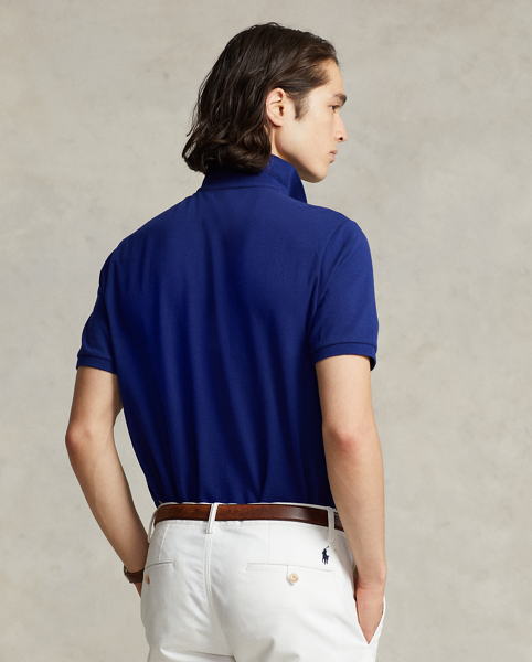 An American style standard since 1972, the Polo shirt has been imitated but never matched. Over the decades, Ralph Lauren Lauren has re-imagined his signature style in a wide array of colours and fits, yet all retain the quality and attention to detail of the iconic original. This version is cut slim through the body and washed for added softness.