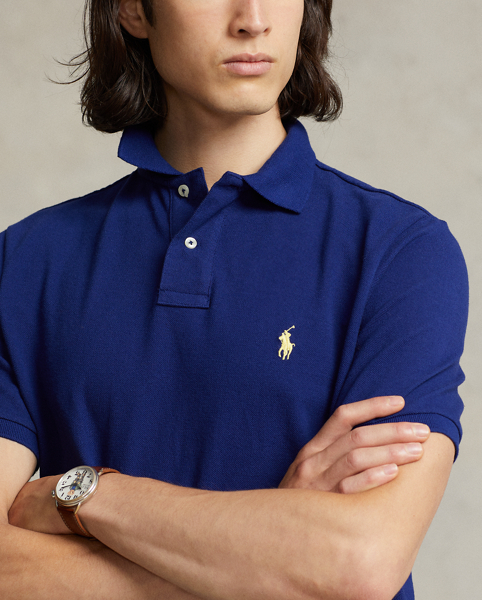 An American style standard since 1972, the Polo shirt has been imitated but never matched. Over the decades, Ralph Lauren Lauren has re-imagined his signature style in a wide array of colours and fits, yet all retain the quality and attention to detail of the iconic original. This version is cut slim through the body and washed for added softness.