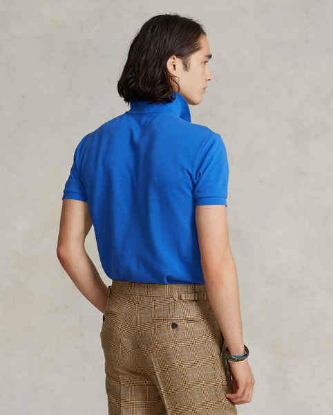 An American style standard since 1972, the Polo shirt has been imitated but never matched. Over the decades, Ralph Lauren Lauren has re-imagined his signature style in a wide array of colours and fits, yet all retain the quality and attention to detail of the iconic original. This version is cut slim through the body and washed for added softness.