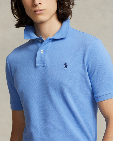 An American style standard since 1972, the Polo shirt has been imitated but never matched. Over the decades, Ralph Lauren Lauren has re-imagined his signature style in a wide array of colours and fits, yet all retain the quality and attention to detail of the iconic original. This version is cut slim through the body and washed for added softness.