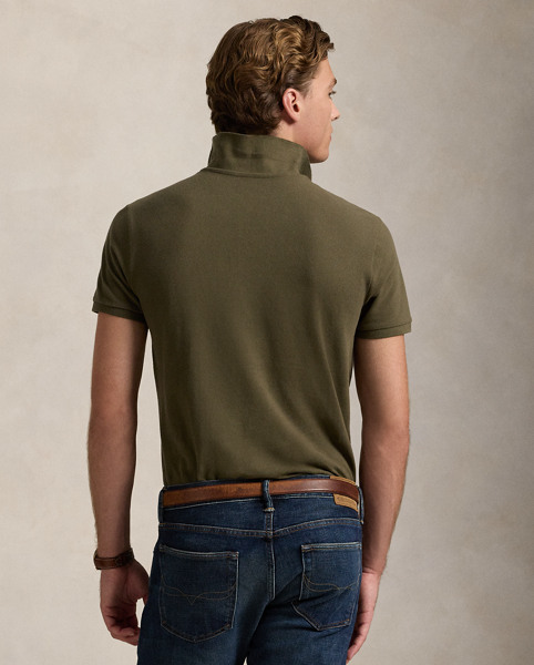 An American style standard since 1972, the Polo shirt has been imitated but never matched. Over the decades, Ralph Lauren Lauren has re-imagined his signature style in a wide array of colours and fits, yet all retain the quality and attention to detail of the iconic original. This version is cut slim through the body and washed for added softness.