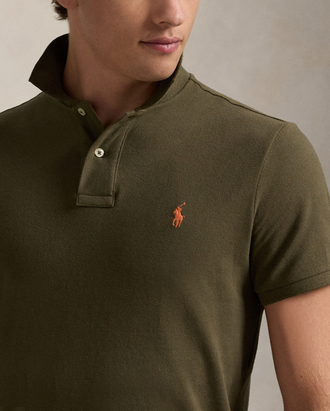 An American style standard since 1972, the Polo shirt has been imitated but never matched. Over the decades, Ralph Lauren Lauren has re-imagined his signature style in a wide array of colours and fits, yet all retain the quality and attention to detail of the iconic original. This version is cut slim through the body and washed for added softness.
