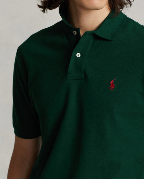 An American style standard since 1972, the Polo shirt has been imitated but never matched. Over the decades, Ralph Lauren Lauren has re-imagined his signature style in a wide array of colours and fits, yet all retain the quality and attention to detail of the iconic original. This version is cut slim through the body and washed for added softness.