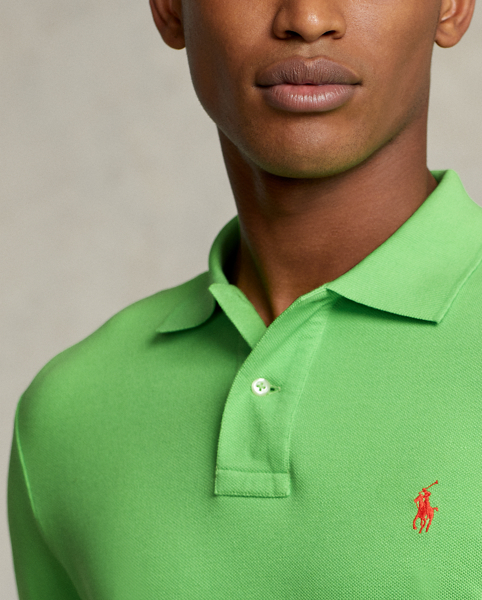 An American style standard since 1972, the Polo shirt has been imitated but never matched. Over the decades, Ralph Lauren Lauren has re-imagined his signature style in a wide array of colours and fits, yet all retain the quality and attention to detail of the iconic original. This version is cut slim through the body and washed for added softness.