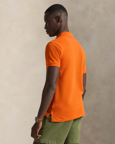 An American style standard since 1972, the Polo shirt has been imitated but never matched. Over the decades, Ralph Lauren Lauren has re-imagined his signature style in a wide array of colours and fits, yet all retain the quality and attention to detail of the iconic original. This version is cut slim through the body and washed for added softness.