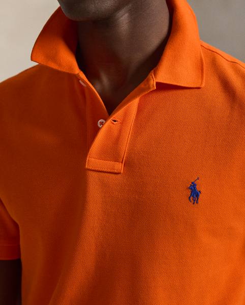 An American style standard since 1972, the Polo shirt has been imitated but never matched. Over the decades, Ralph Lauren Lauren has re-imagined his signature style in a wide array of colours and fits, yet all retain the quality and attention to detail of the iconic original. This version is cut slim through the body and washed for added softness.
