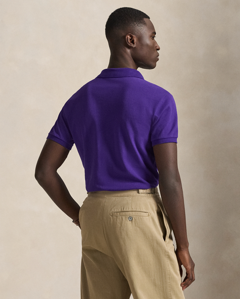 An American style standard since 1972, the Polo shirt has been imitated but never matched. Over the decades, Ralph Lauren Lauren has re-imagined his signature style in a wide array of colours and fits, yet all retain the quality and attention to detail of the iconic original. This version is cut slim through the body and washed for added softness.