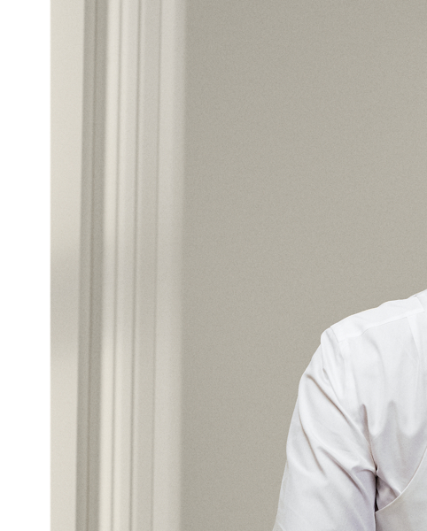 Masterfully handcrafted in Italy, this waistcoat showcases the pinnacle of elegant eveningwear through its refined cotton piqué construction and sophisticated silhouette. An adjustable buckle at the back allows you to achieve a precise fit.