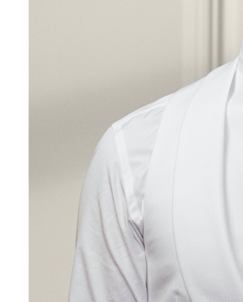 Masterfully handcrafted in Italy, this waistcoat showcases the pinnacle of elegant eveningwear through its refined cotton piqué construction and sophisticated silhouette. An adjustable buckle at the back allows you to achieve a precise fit.