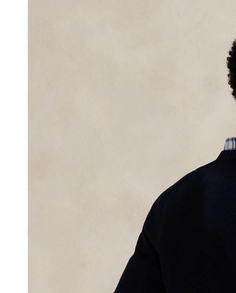 This crewneck jumper will keep you comfortably warm thanks to its soft, breathable cotton.