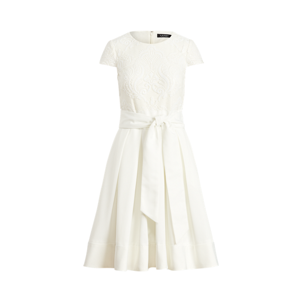 Robe à mancherons en faille et dentelle