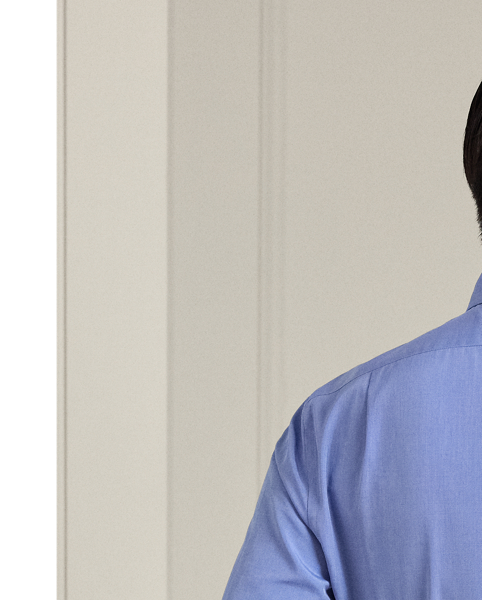 Made in Italy, this shirt exemplifies Purple Label's commitment to superior materials with its luxurious cotton fabric in a custom-developed blue hue. The sophisticated design is elevated by genuine mother-of-pearl buttons, reflecting our dedication to exceptional craftsmanship and meticulous attention to detail.