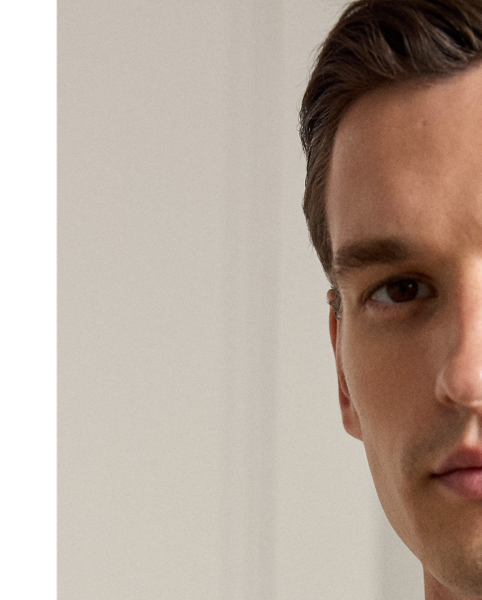 Made in Italy with 140s-quality, two-ply cotton, this shirt offers a silky-smooth texture with remarkable colour clarity through its distinctive tattersall fabric. Each detail, from the custom-developed palette to the genuine mother-of-pearl buttons, reflects Purple Label's dedication to unparalleled quality and sartorial elegance.