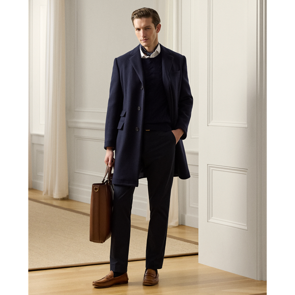 Tailored by hand in Italy, the Kent topcoat features a lightweight construction and a roped shoulder. This version showcases Purple Label's sartorial excellence through its double-faced wool fabric, which was custom-developed and delicately brushed to achieve exceptional softness.